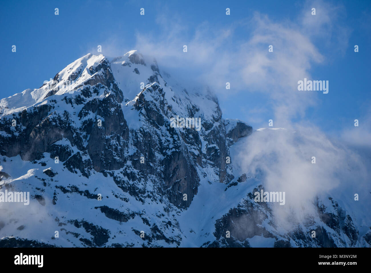 Se faire sucer la neige vers le sommet d'une montagne en raison de rafales de vent Banque D'Images