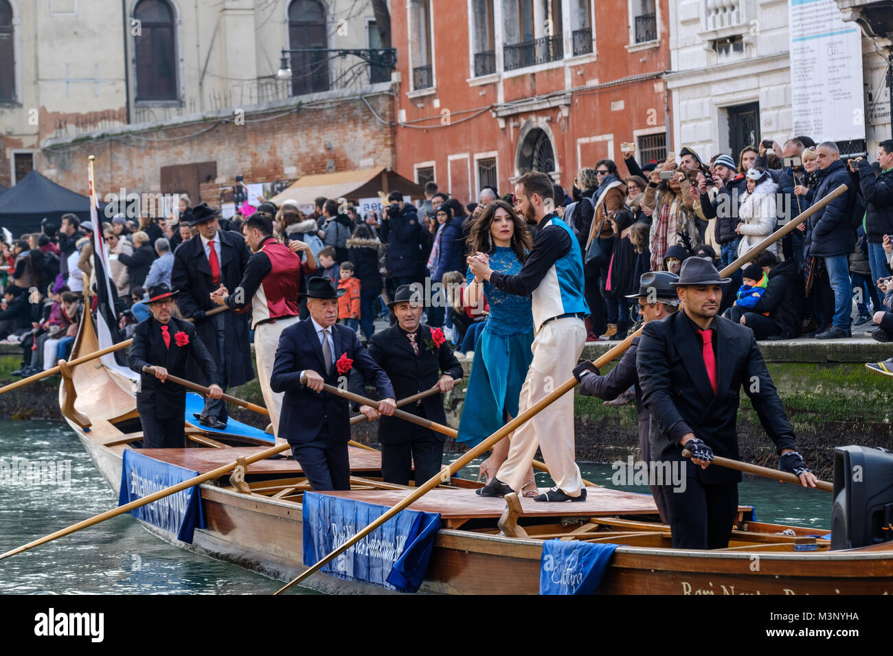 Des danseurs de tango dans l'eau défilé de carnaval de Venise 2018. Venise, Italie. Le 28 janvier 2018. Banque D'Images