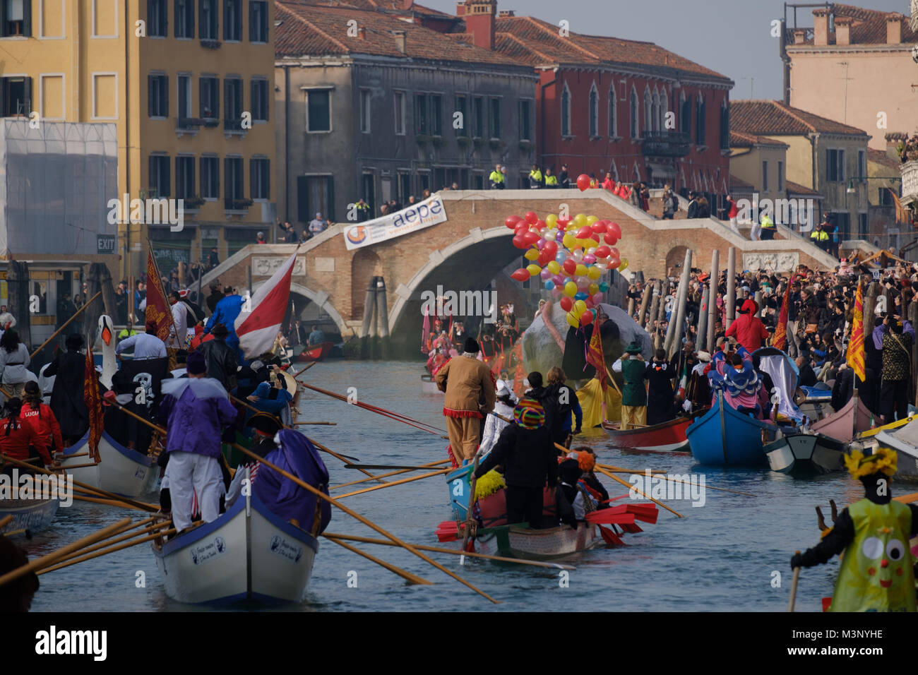 Carnaval de Venise 2018. L'eau Défilé de masques traditionnels. Venise, Italie. Le 28 janvier 2018. Banque D'Images