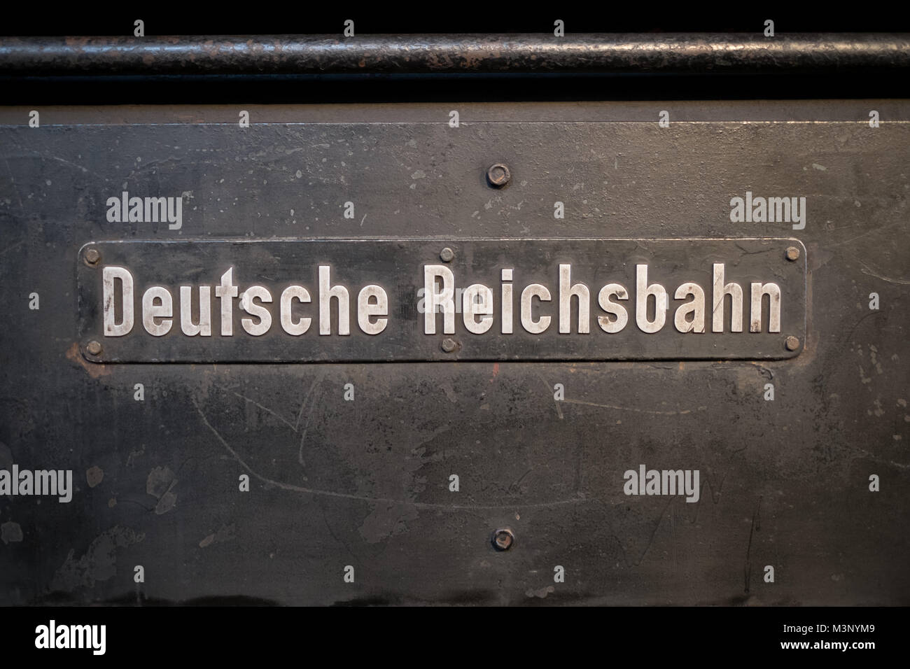 Berlin, Allemagne - Février 2018 : Ancien logo de l'entreprise ferroviaire allemande (Deutsche Reichsbahn) au Musée allemand de la technologie (Deutsches Technikmuseum) Banque D'Images