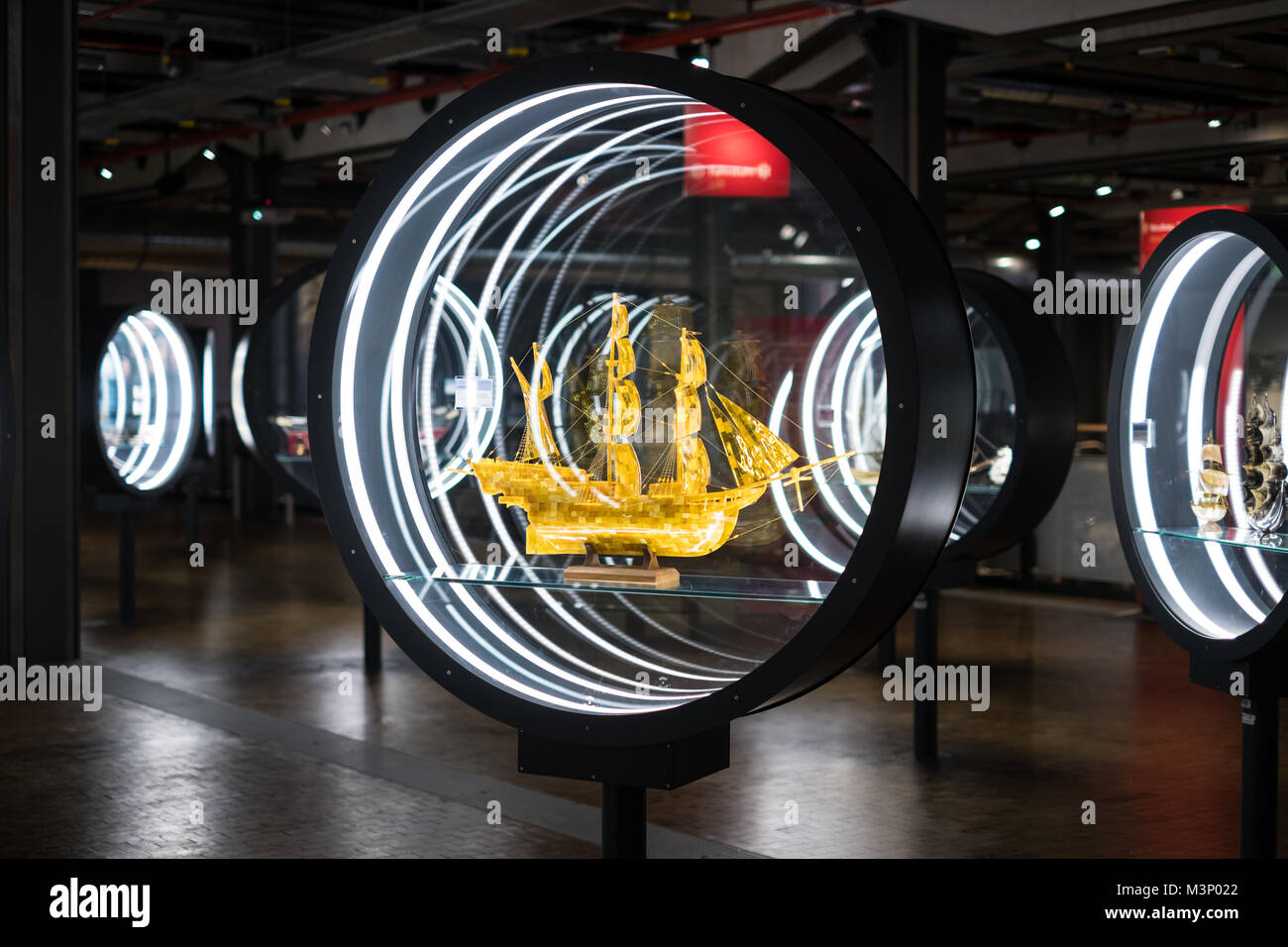 Berlin, Allemagne - Février 2018 : Ambre modèle de navire à voile, à l'intérieur du Musée allemand de la technologie (Deutsches Technikmuseum). Banque D'Images
