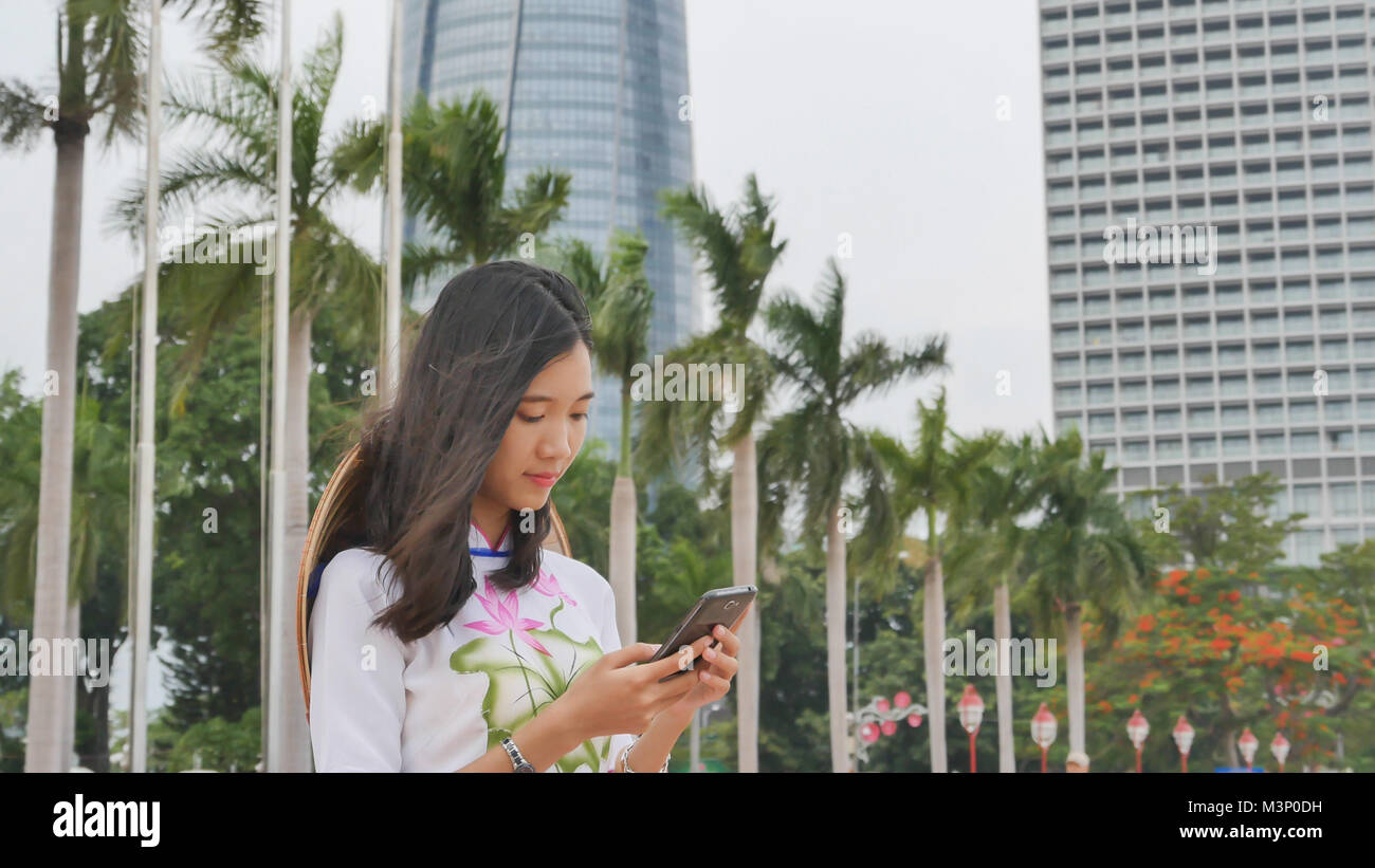 Fille vietnamienne parlant au téléphone. La ville de Danang Banque D'Images