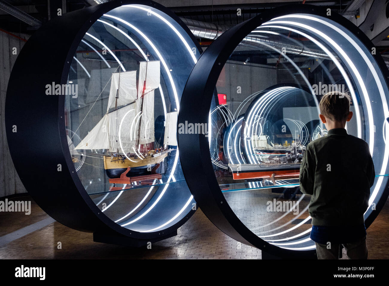 Berlin, Allemagne - Février 2018 : garçon regarde à l'intérieur modèle navire exposition nautique au Musée allemand de la technologie (Deutsches Technikmuseum). Banque D'Images