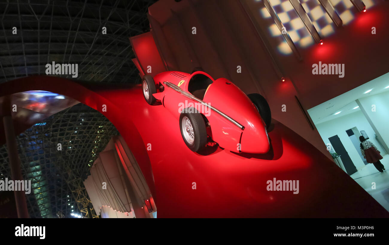 ABU DHABI, UAE - 20 août 2014 : Ferrari World sur l'île de Yas à Abu Dhabi. Voitures rétro légendaire Ferrari. Banque D'Images
