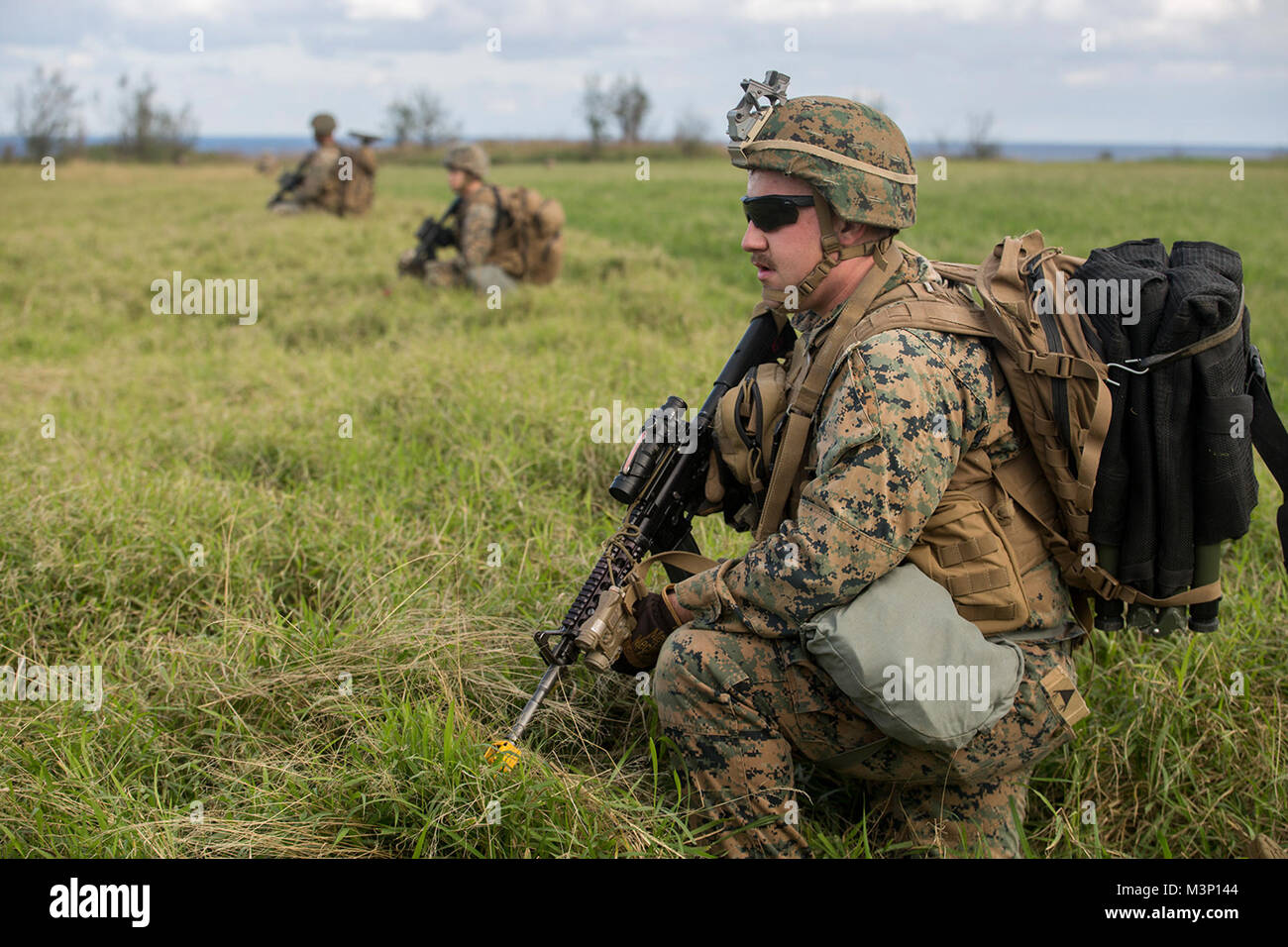 Lance le Cpl. Dustin Morehouse, un carabinier avec la Compagnie Alpha, l'Équipe de débarquement du bataillon, 1er Bataillon, 1er Marines, fixe sa position au cours d'un raid d'origine helo MEU pendant l'exercice sur l'île de Shima Ie, le Japon, le 9 décembre 2017. BLT 1/1 est le terrain Élément de combat de la 31e MEU. MEUEX est le premier d'une série d'événements de formation de pré-déploiement qui préparent la 31e MEU à déployer à tout moment. Comme le Corps des Marines' seulement continuellement de l'avant-déployés MEU, la 31e MEU fournit une force flexible prêt à réaliser une vaste gamme d'opérations militaires. (U.S. Marine Corps photo par le Cpl. Bernadette Wildes Banque D'Images