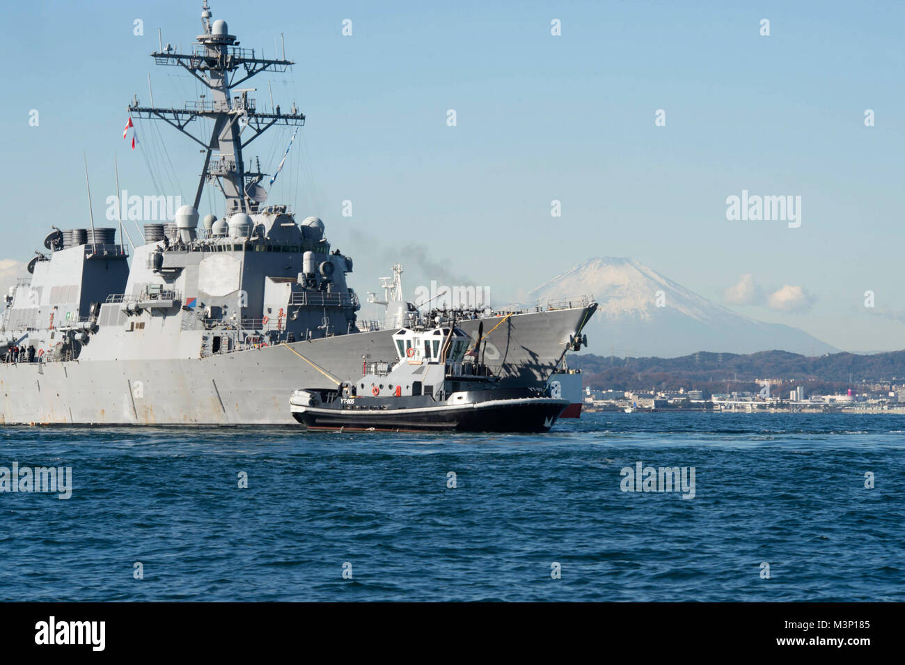 171213-N-IL318-076 La baie de Tokyo, Japon (déc. 13, 2017) - La classe Arleigh Burke destroyer lance-missiles USS John S. McCain (DDG 56) est remorqué jusqu'à la jetée de activités de la flotte (FLEACT) Yokosuka. John S. McCain va subir des réparations à l'installation de radoub - Centre régional d'entretien du Japon à Yokosuka. (U. S. Navy photo by Mass Communication Specialist 2e classe William McCann /libéré) USS JOHN S. McCain arrive à Yokosuka, connaîtront des réparations par # PACOM Banque D'Images