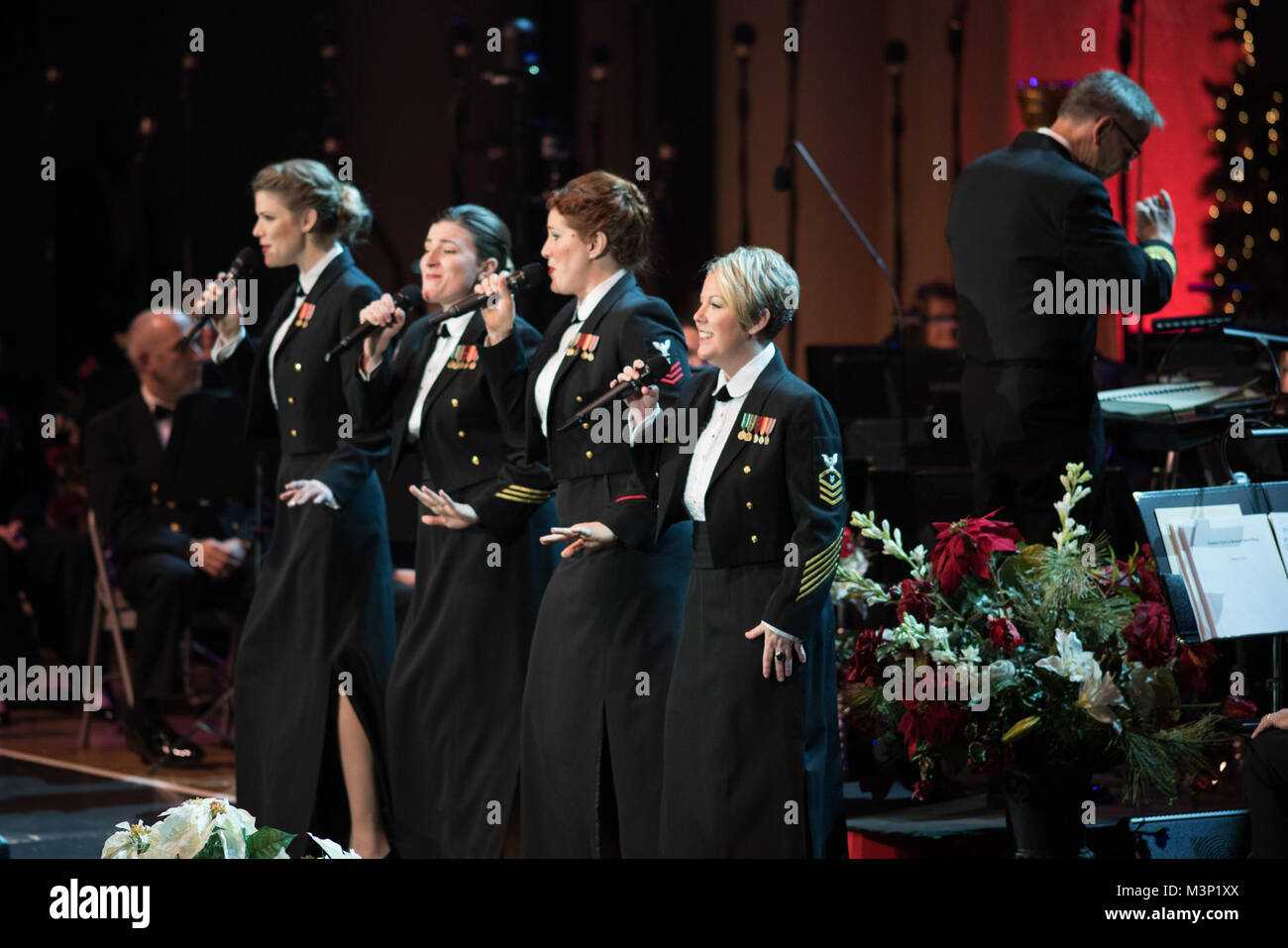 171217-N-DD694-1311 WASHINGTON (déc. 17, 2017) Les membres de l'United States Navy Band effectuer au cours de la bande de concert annuel. La maison de concert est l'un des plus importants de la bande marine productions de l'année. (U.S. Photo par Marine 1ère classe musicien Jonathan Barnes/libérés) 171217-N-DD694-1311 par United States Navy Band Banque D'Images