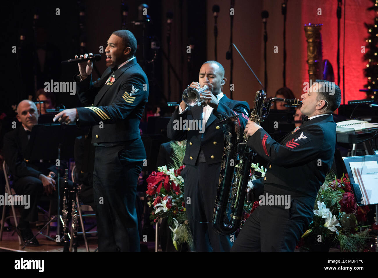 171217-N-DD694-1319 WASHINGTON (déc. 17, 2017) Les membres de l'United States Navy Band Cruisers effectuer au cours de la bande de concert annuel. La maison de concert est l'un des plus importants de la bande marine productions de l'année. (U.S. Photo par Marine 1ère classe musicien Jonathan Barnes/libérés) 171217-N-DD694-1319 par United States Navy Band Banque D'Images