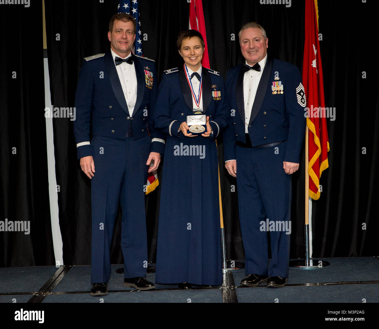 153e Escadron de soutien de la Force Le Capitaine Jacque Stonum se tient avec le brigadier. Le général Eric Mann et Wyoming State Master-chef du Commandement de la Sgt. William Whipple pendant l'excellent soldat et d'un membre de l'année banquet, Jan 6, 2018 dans la région de Cheyenne (Wyoming). L'entreprise a été présenté Stonum officier de grade de l'année pour le Wyoming Air National Guard. (U.S. Photo de la Garde nationale aérienne capitaine principal Sgt. Charles Delano) 180106-Z-PA223-1105 par wyoguard Banque D'Images