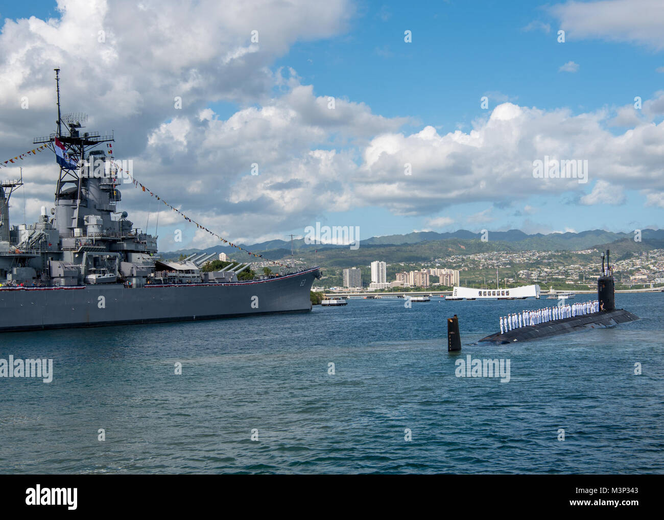 180126-N-LY160-0248 PEARL HARBOR, Hawaii (26 janvier 2018) l'équipage de la Virginia-classe sous-marin d'attaque rapide USS Missouri (SSN 780) rendre honneur à le cuirassé Missouri Memorial à la suite d'un changement de port d'attache, Groton (Connecticut). (U.S. Photo par marine Spécialiste de la communication de masse 2e classe Michael H. Lee/ {filenamebase}) Parution 39021779115 o Banque D'Images