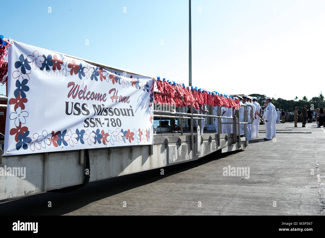 180126-E356-0080 PEARL HARBOR (janv. 26, 2018) - Les Marins attendent l'arrivée de l'USS Missouri (SSN 780) pour leur souhaiter la bienvenue à leur nouveau port d'attache à Pearl Harbour. USS Missouri (SSN 780) arrive à Pearl Harbor pour un port d'accueil changer de Groton, Connecticut. (U.S. Photo par marine Spécialiste de la communication de masse de la classe 3ème Jessica O. Blackwell/libérés) 180126-N-E356-0080 o 25048819737 Banque D'Images