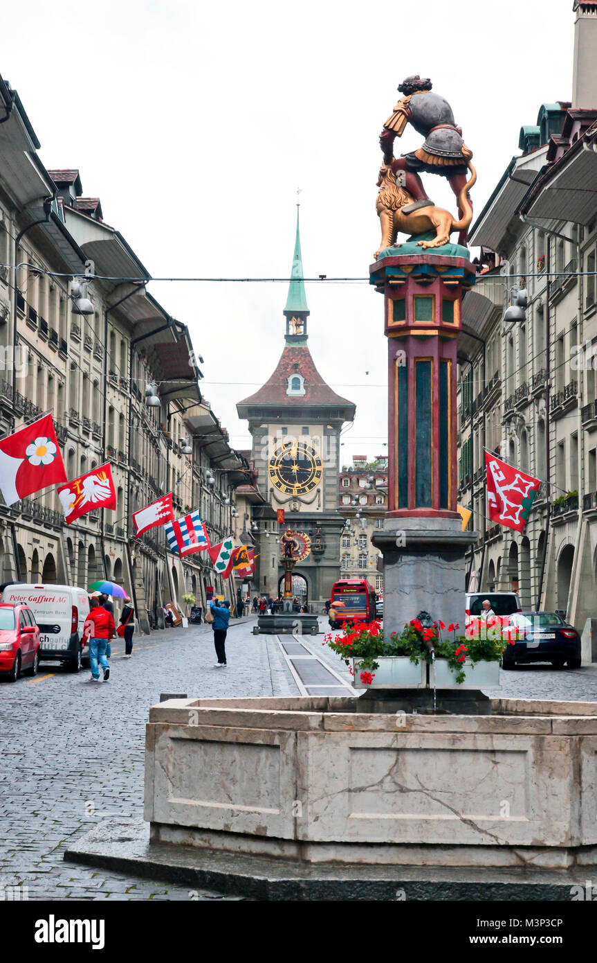 Fontaine avec la sculpture et la Tour de l'horloge, l'horloge à jour de pluie, Berne, Suisse, Europe. Banque D'Images