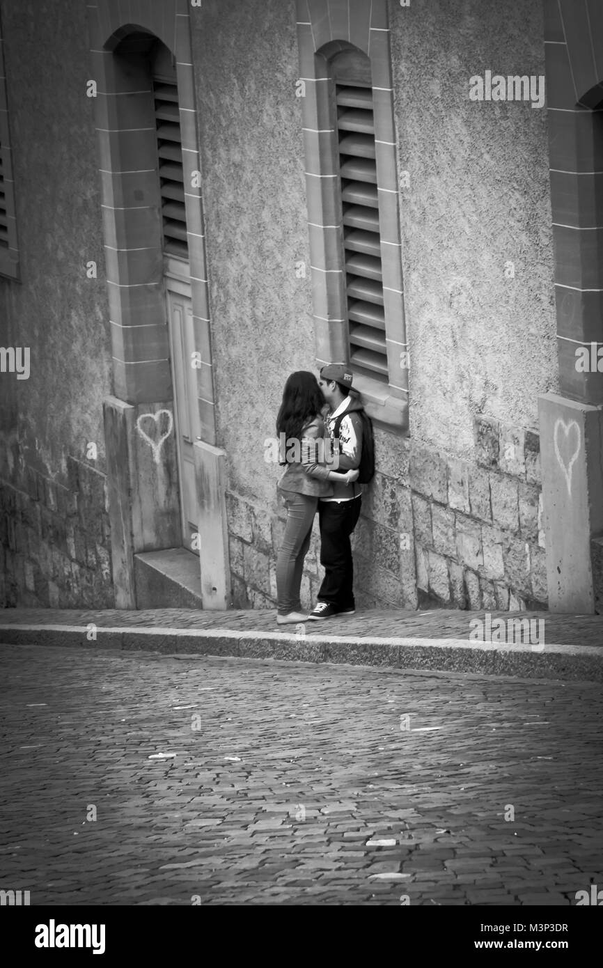 Rendez-vous romantique de jeunes touristes dans la vieille ville de Lausanne, Suisse, Europe Banque D'Images