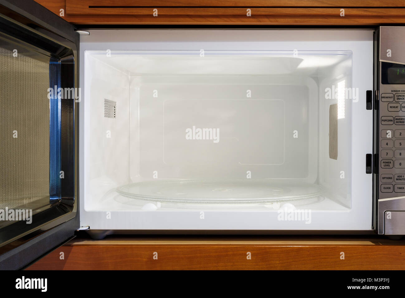 Accueil cuisine appareils électriques vue à l'intérieur vide, propre, ouvert d''un four micro-ondes four Banque D'Images