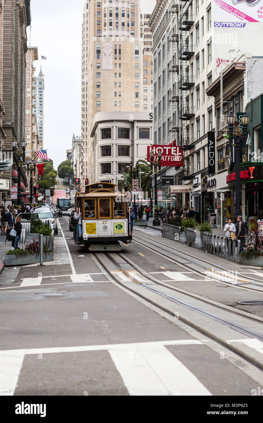 SAN FRANCISCO, CA. - 16 juin : les passagers monter dans un téléphérique, 16 juin 2015 à San Francisco. C'est la façon la plus populaire d'obtenir autour de la ville de San Banque D'Images
