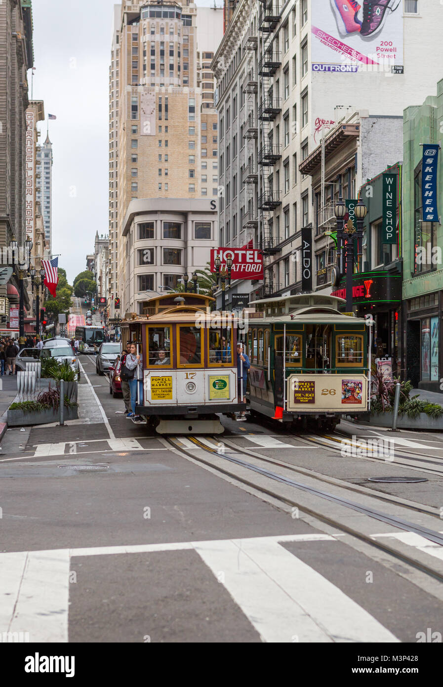 SAN FRANCISCO, CA. - 16 juin : les passagers monter dans un téléphérique, 16 juin 2015 à San Francisco. C'est la façon la plus populaire d'obtenir autour de la ville de San Banque D'Images