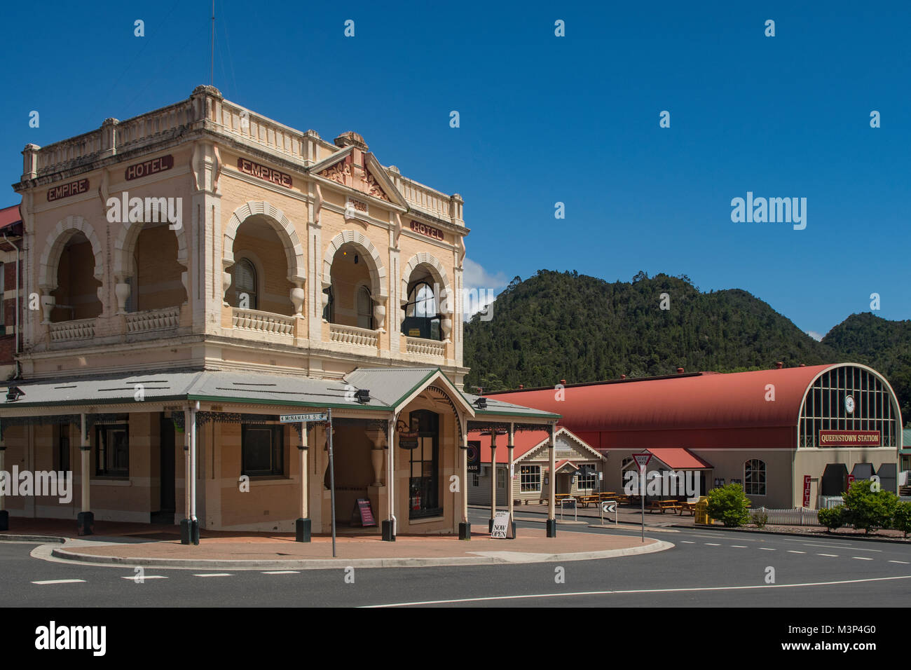 Hôtel Empire et gare, Queenstown, Tasmanie, Australie Banque D'Images