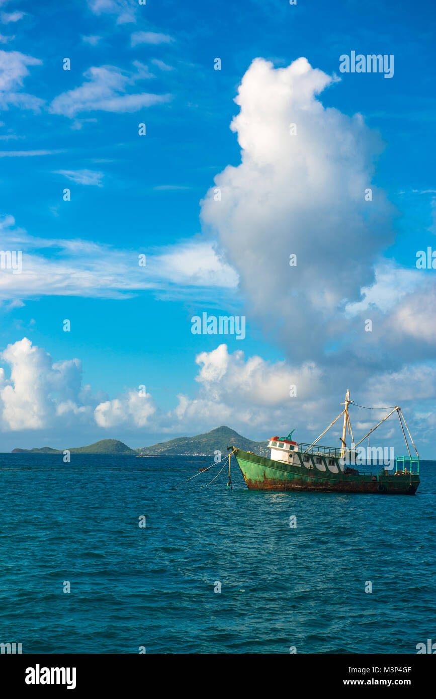 Un bateau de pêche en attente de quitter le bar Banque D'Images