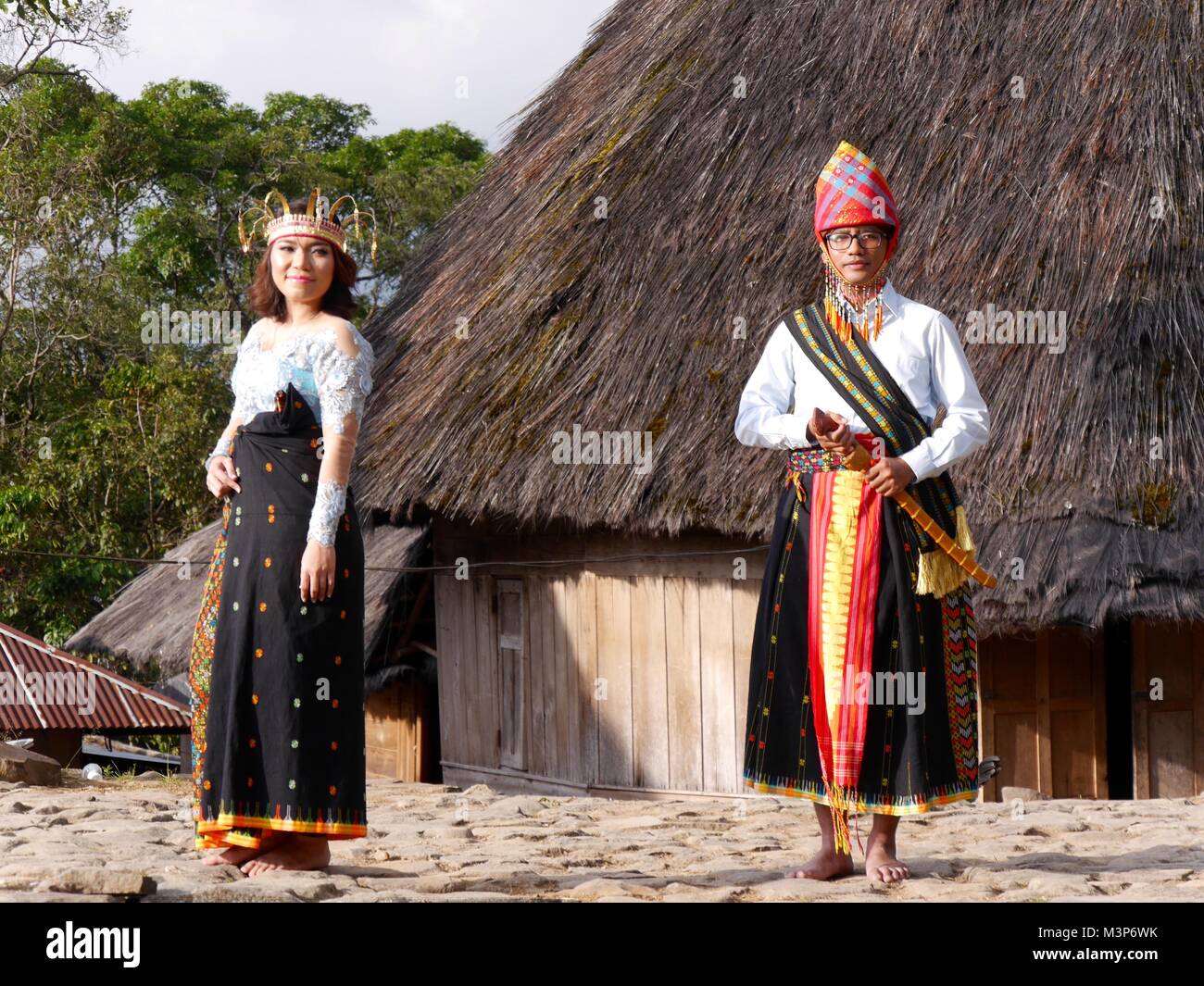 Jeunes Mariés En Tenue Pour Mariage Traditionnel Se Tenir