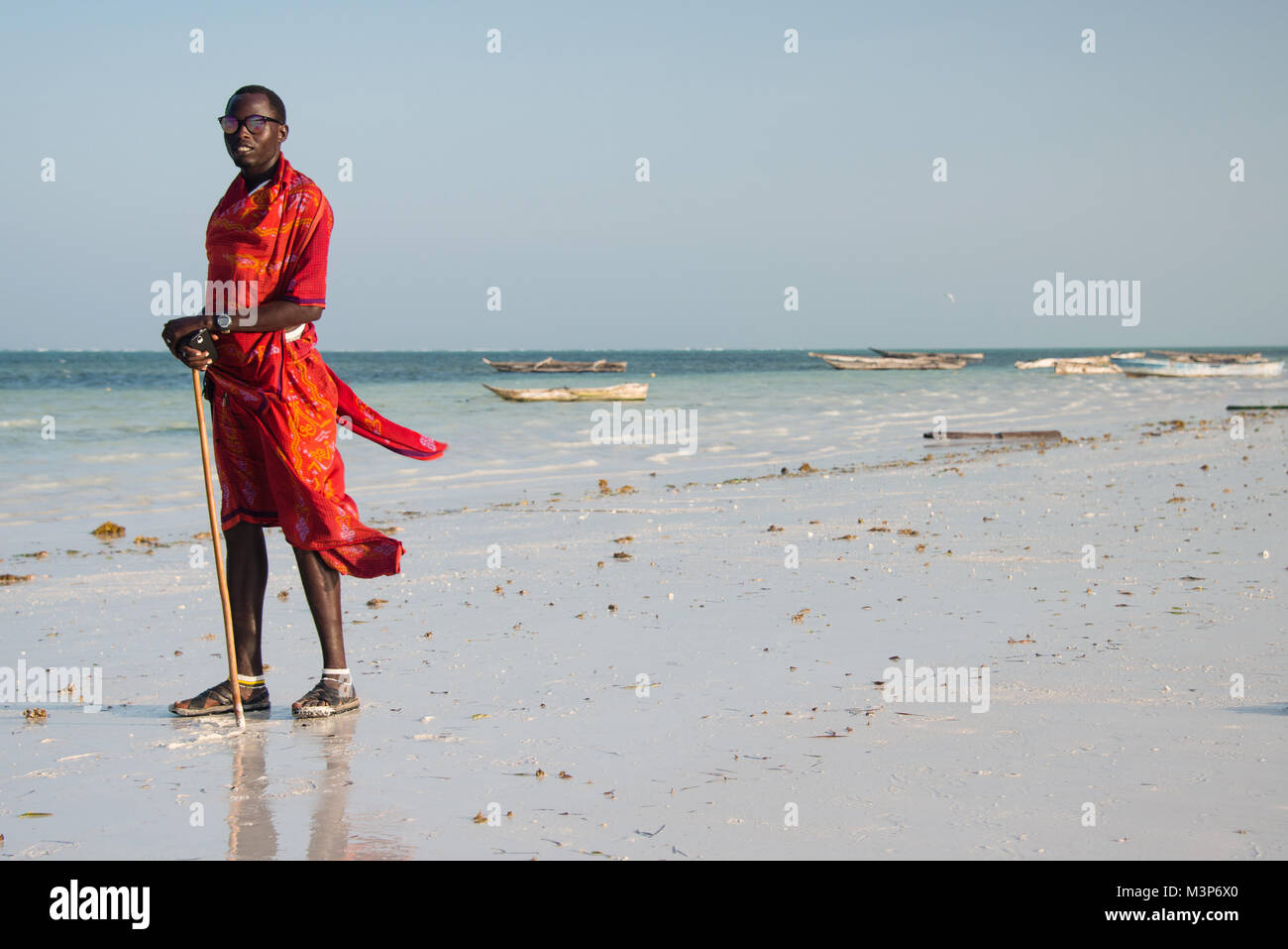 Nungwi, Zanzibar - DEC 27, 2017 : Portrait d'homme Masai en vêtements traditionnels qui posent sur la plage de Nungwi, Zanzibar, Banque D'Images Nungwi, Zanzibar - DEC 27, 2017 : Portrait d'homme Masai en vêtements traditionnels qui posent sur la plage de Nungwi, Zanzibar, Banque D'Images