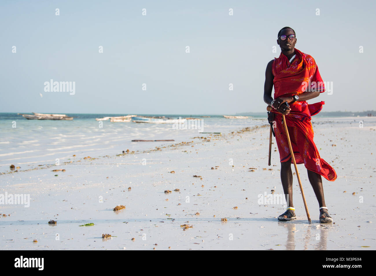 Nungwi, Zanzibar - DEC 27, 2017 : Portrait d'homme Masai en vêtements traditionnels qui posent sur la plage de Nungwi, Zanzibar, Banque D'Images Nungwi, Zanzibar - DEC 27, 2017 : Portrait d'homme Masai en vêtements traditionnels qui posent sur la plage de Nungwi, Zanzibar, Banque D'Images