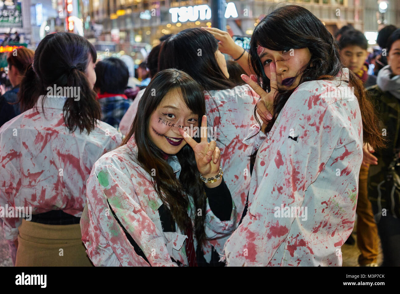 Filles Japonaises vêtues de l'uniforme scolaire avec du sang sur les célébrations de l'Halloween à chemises à Shibuya, Tokyo Banque D'Images