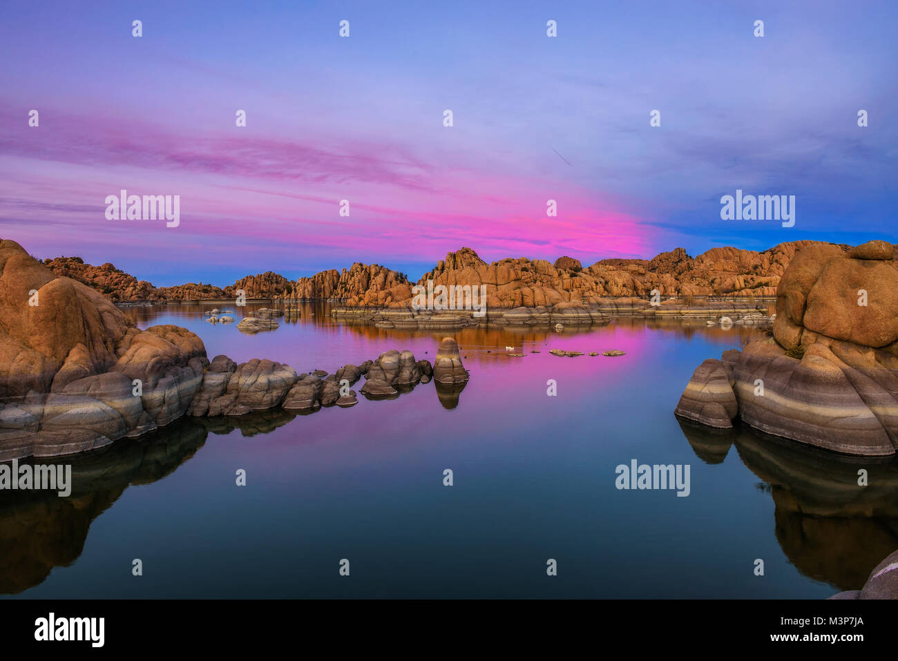 Coucher du soleil au-dessus de Watson Lake à Prescott, Arizona Banque D'Images