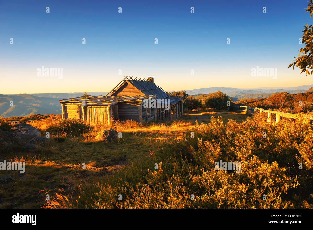 Coucher du soleil au-dessus de Craigs cabane dans les Alpes victoriennes, Australie Banque D'Images