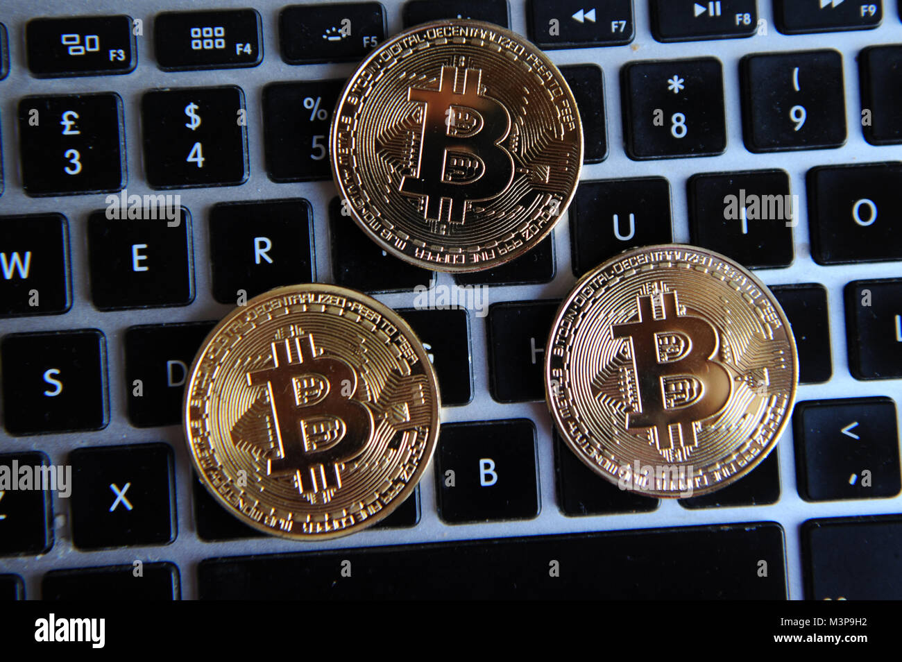 Les Bitcoins sur un clavier d'ordinateur Banque D'Images