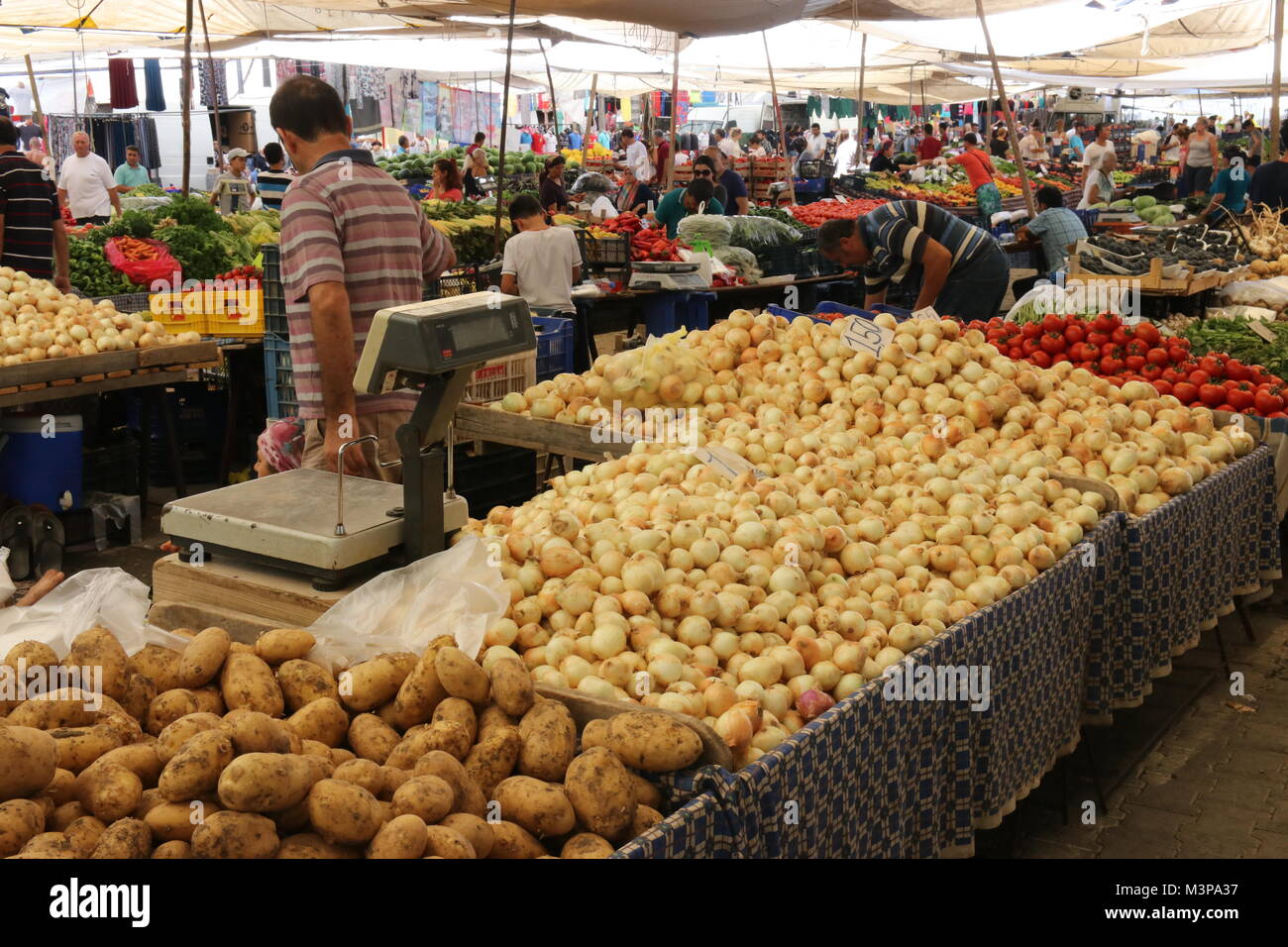 CALIS, TURQUIE - 6ème Août, 2017 : les fruits et légumes pour la vente au marché local dans la région de Calis, Turquie, 6 août 2017 Banque D'Images