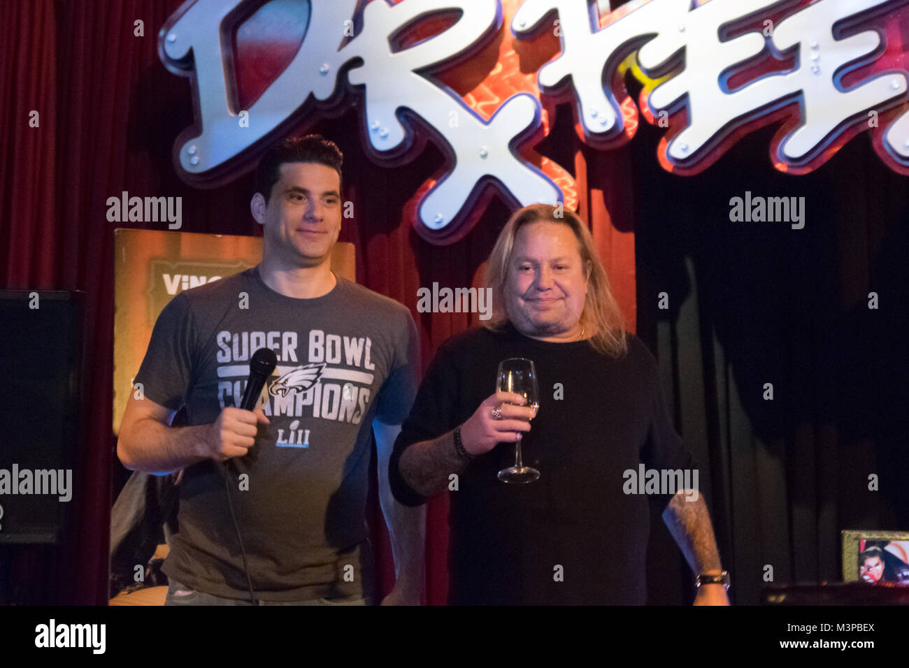 Las Vegas, USA. Le 08 février, 2018. Vince Neil et ami chante à sa célébration anniversaire karaoke le 8 février 2018 à ses propres Vince Neil's restaurant Tatuado intérieur Circus Circus Casino à Las Vegas, NV. Crédit : l'accès Photo/Alamy Live News Banque D'Images