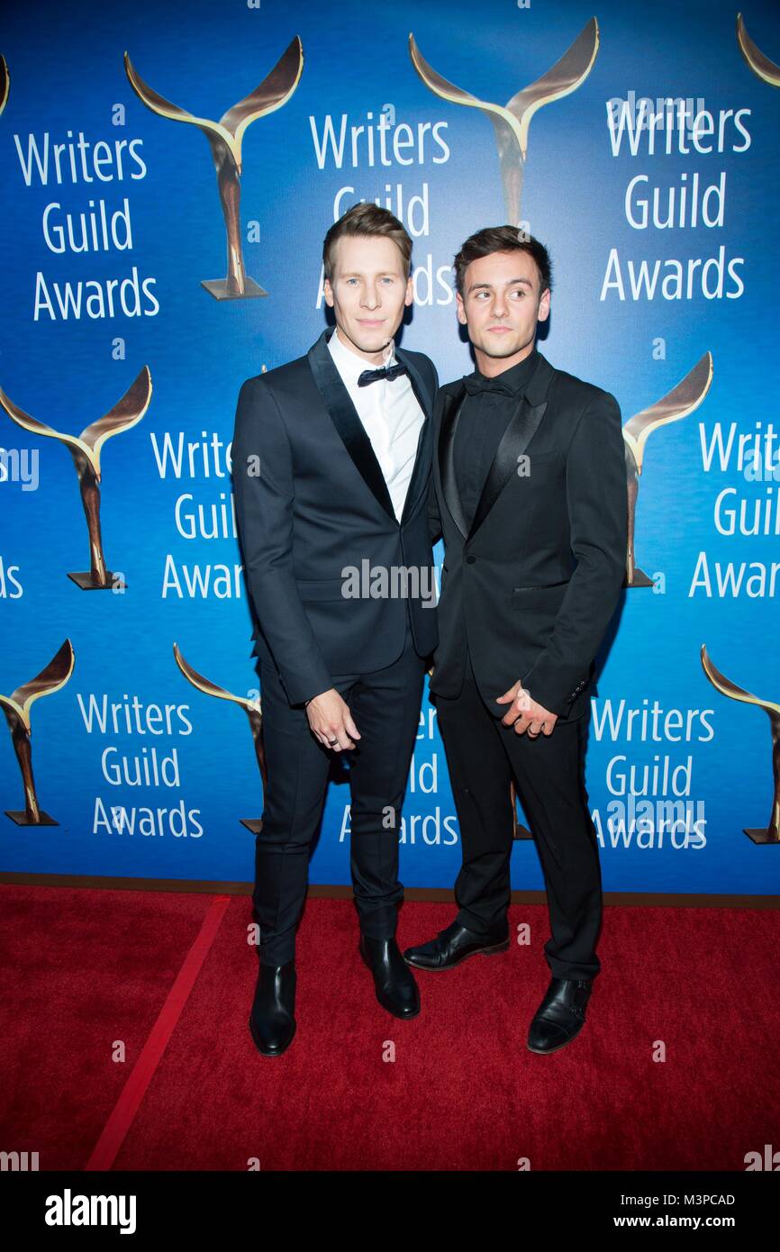 Los Angeles, USA. Feb 11, 2018. Dustin Lance Black et Tom Daley assister à la Writers Guild Awards 2018 A.L. Cérémonie à l'hôtel Beverly Hilton le 11 février 2018 à Beverly Hills, Californie. Crédit : l'accès Photo/Alamy Live News Banque D'Images