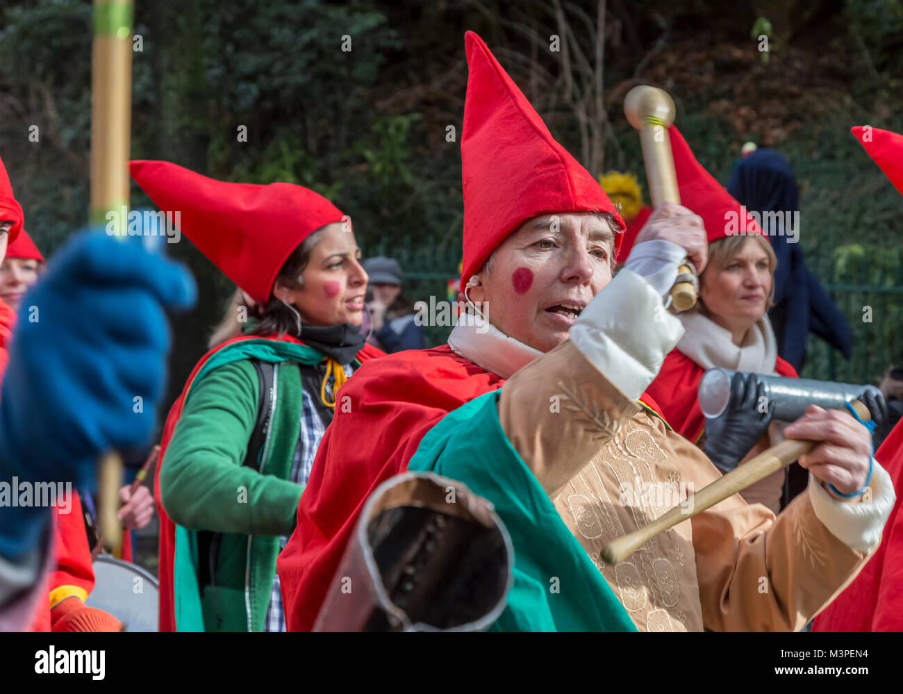 Paris, France. Feb 11, 2018. Portrait d'une femelle âgée batteur d'effectuer pendant le Carnaval de Paris 2018. Credit : Radu Razvan/Alamy Live News Banque D'Images