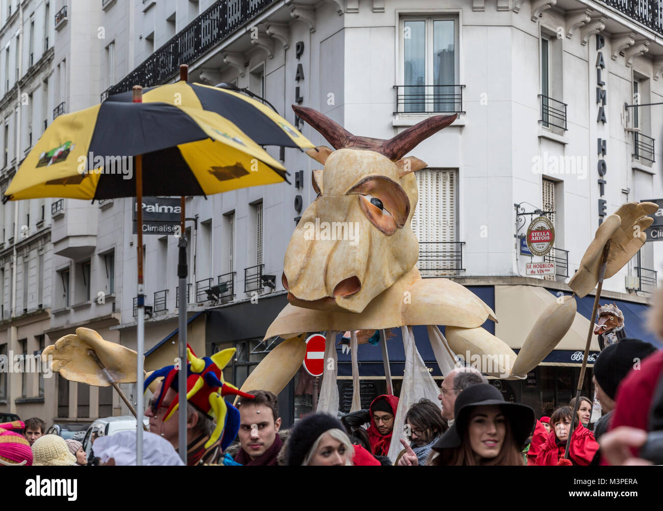 Paris, France. Feb 11, 2018. Image d'une mascotte au-dessus de la foule pendant le Carnaval de Paris 2018. Credit : Radu Razvan/Alamy Live News Banque D'Images