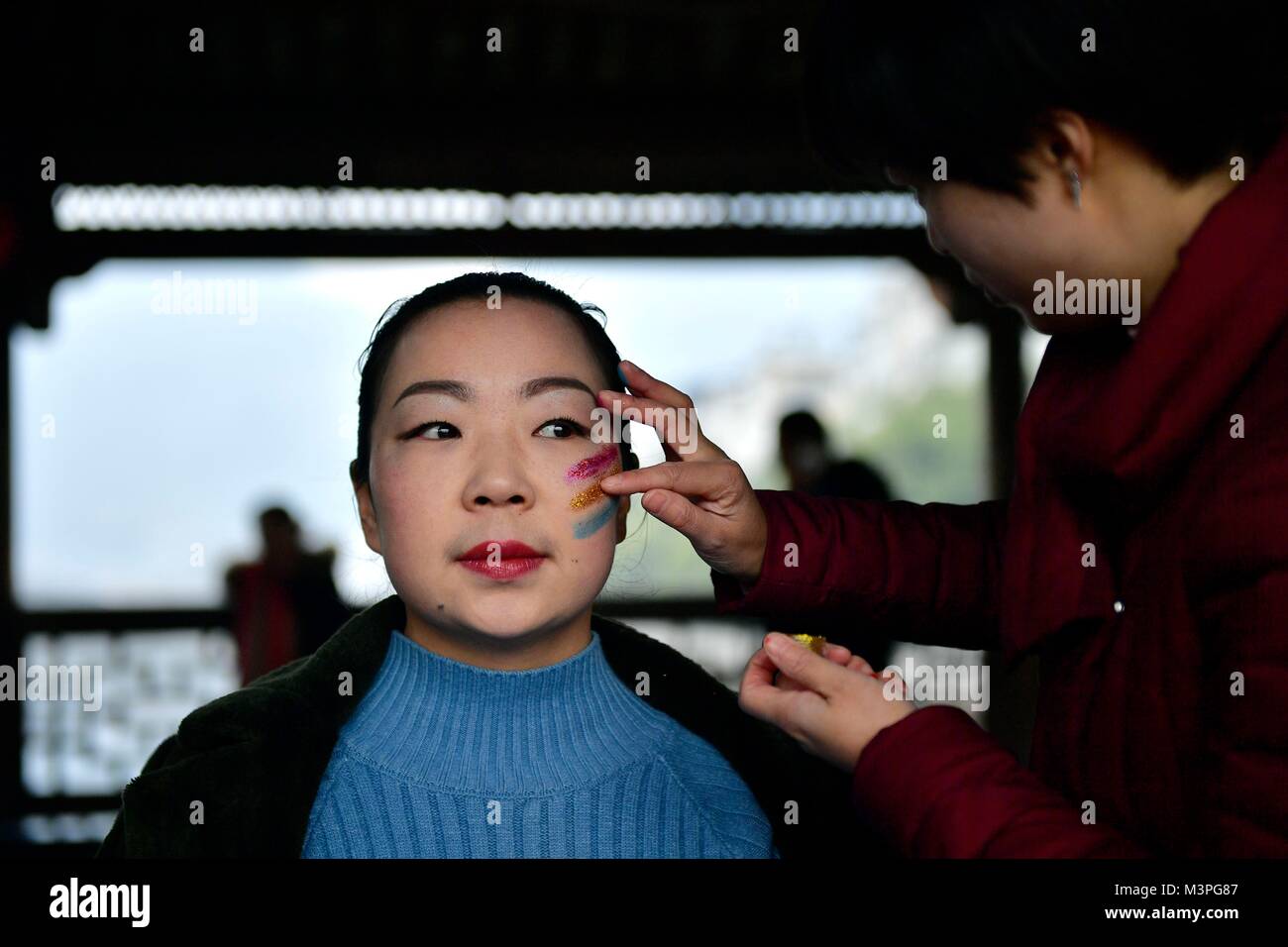 Enshi, Chine, Province de Hubei. 12 Février, 2018. Une actrice d'une troupe d'art populaire n'en maquillage Xuan'en Tujia-Miao, comté de préfecture autonome Enshi, Chine centrale, la province du Hubei, le 12 février 2018. Le folk art troupe se compose de 159 artistes amateurs. Leur visite dans les villages et villes chaque année fournir gratuitement des performances pour les populations locales. Credit : Song Wen/Xinhua/Alamy Live News Banque D'Images