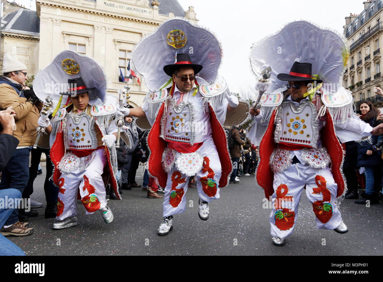 Paris, France. Feb 11, 2018. Le 21e Carnaval de Paris a commencé à partir de la Place Gambetta à la place de la République, dimanche 11 février 2018 à Paris, France. Credit : Bernard Menigault/Alamy Live News Banque D'Images