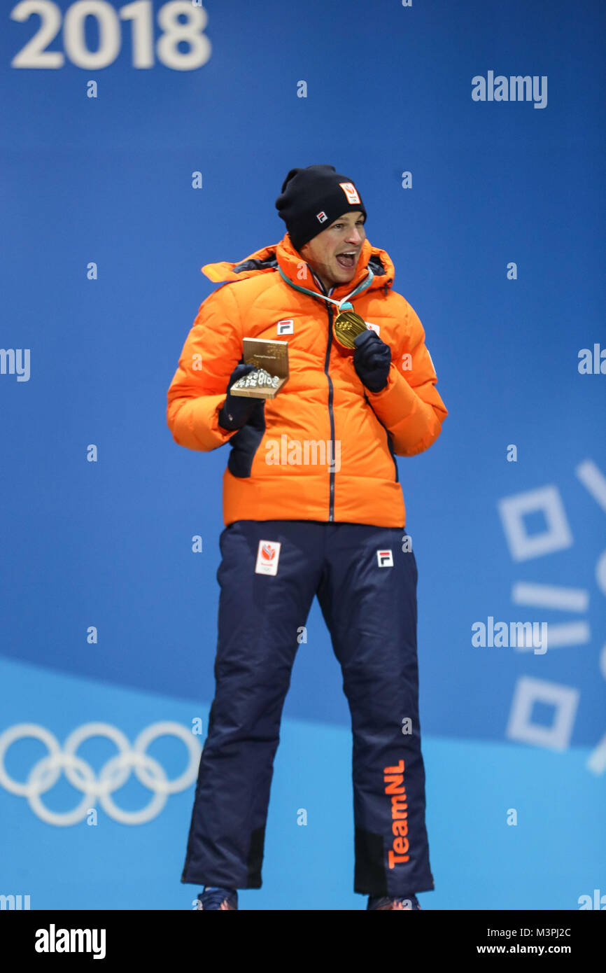 (180212) -- PYEONGCHANG, 12 février 2018 (Xinhua) -- Champion Sven Kramer réagit sur le podium lors d'une cérémonie de remise de médailles pour les hommes du 5000 m de patinage de vitesse des Jeux Olympiques d'hiver de PyeongChang 2018 à l'Esplanade de Remise des médailles à PyeongChang, Corée du Sud, le 12 février 2018. (Xinhua/Wu Zhuang) Banque D'Images