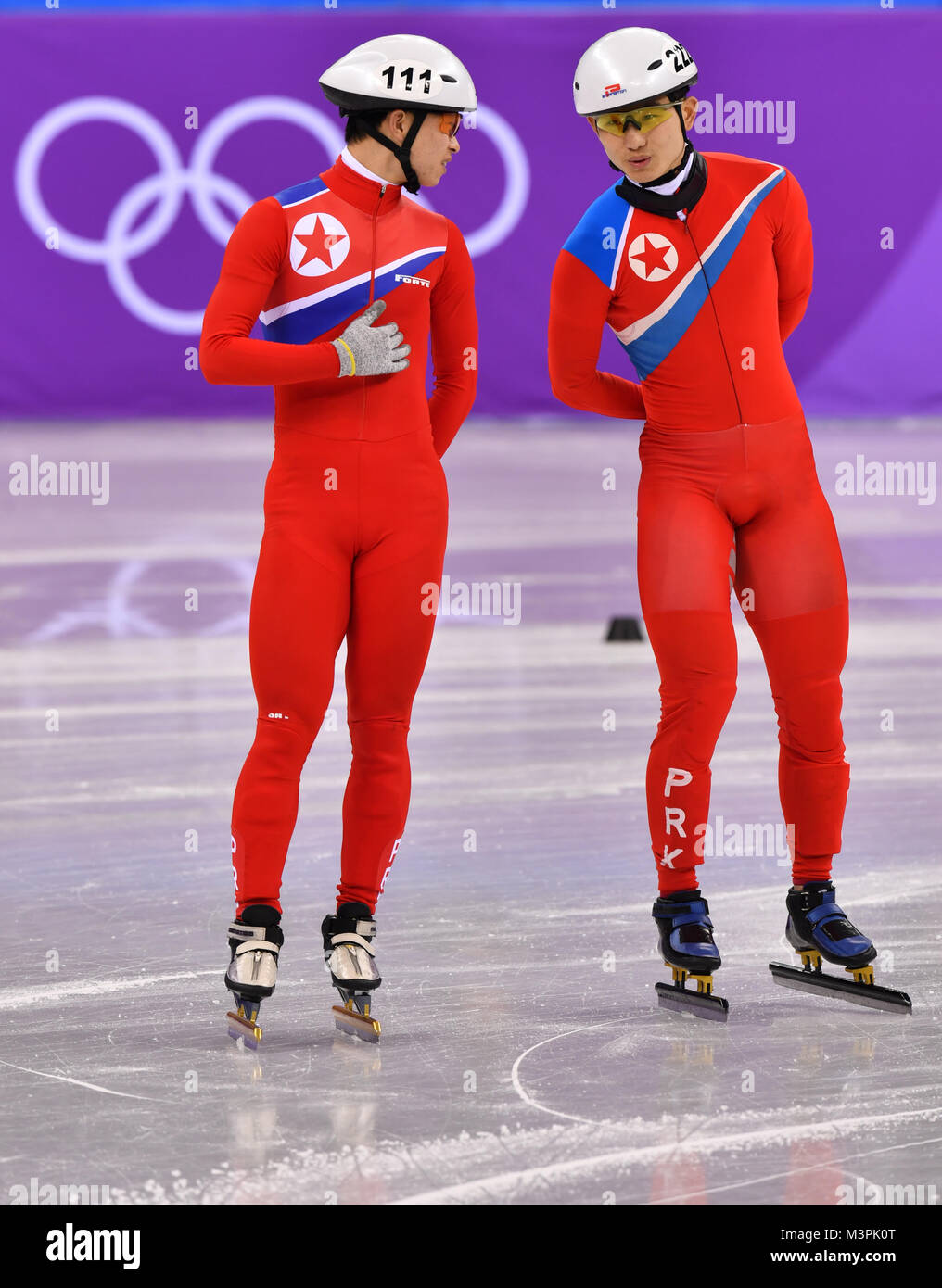 Gangneung, Corée du Sud. 12 Février, 2018. Onu-Choe song (l) de la Corée du Nord et de Jong Kwang Bom de la Corée du Nord pour la formation de patinage de vitesse sur courte piste à l'Ice Arena à Gangneung Gangneung, Corée du Sud, 12 février 2018. Crédit : Peter Kneffel/dpa/Alamy Live News Banque D'Images