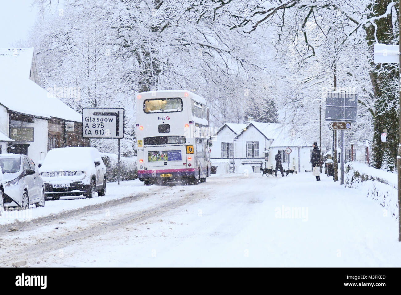 Killearn, Stirlingshire, Scotland UK - 12 Février 2018 : France - météo neige nuit lourde difficile de créer les conditions de conduite pour automobilistes matin à Killearn, Stirlingshire, Scotland crédit : Kay Roxby/Alamy Live News Banque D'Images