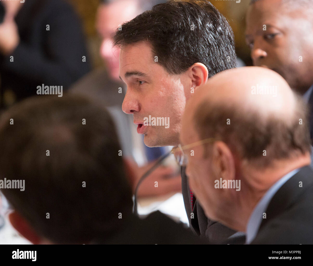 Scott Walker, Gouverneur du Wisconsin participe à une réunion avec l'état et les responsables locaux au sujet de l'Atout plan d'infrastructure, 12 février 2018 à la Maison Blanche à Washington, DC. Crédit : Chris Kleponis/CNP /MediaPunch Banque D'Images