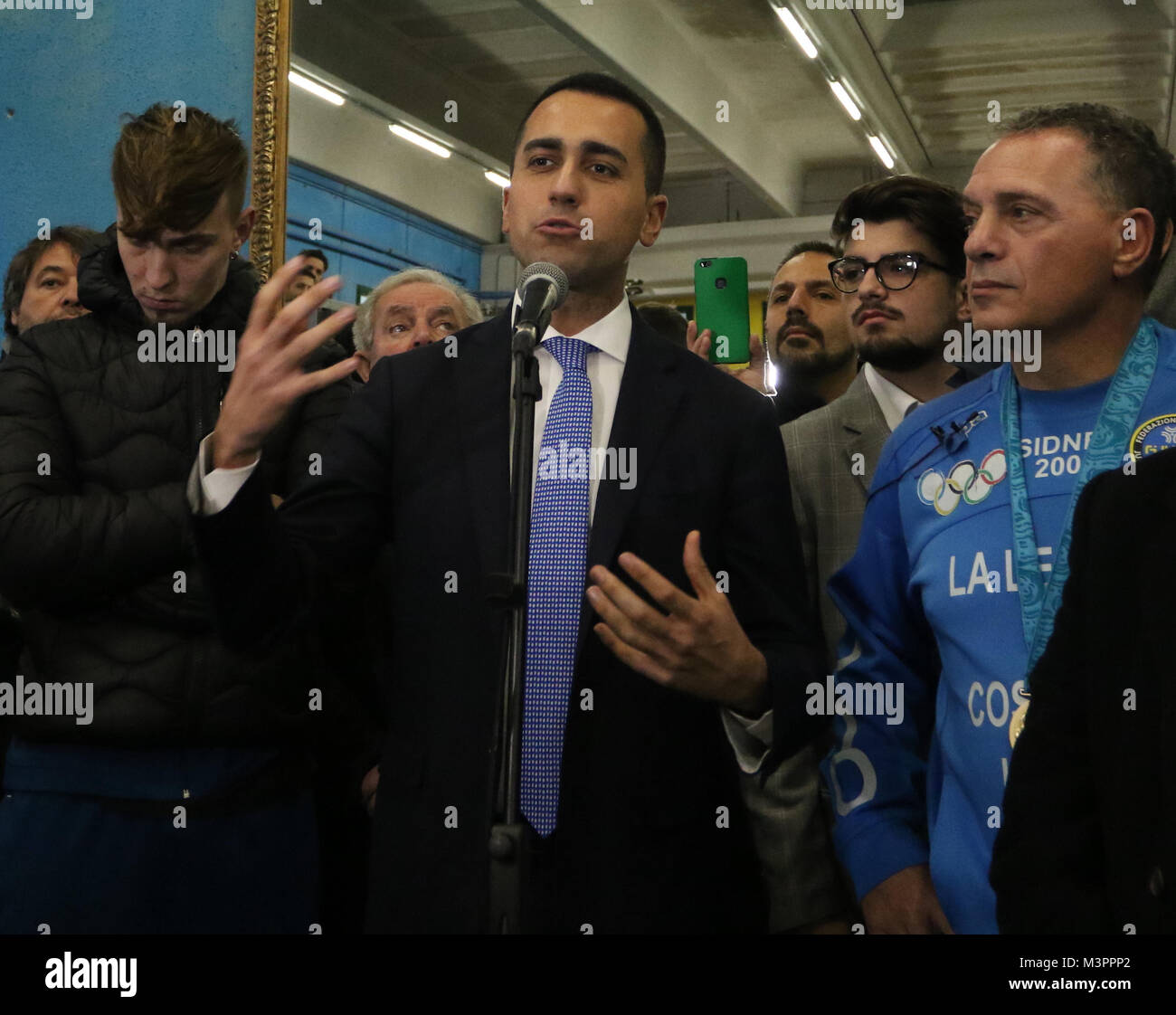 12 février 2018 - Le chef de l'établissement 5 étoiles mouvement sur. Luigi Di Maio et le maître de Judo Giovanni Maddaloni.Le Président de la Chambre des Députés italienne a visité Scampia au centre sportif de Gianni Maddaloni, père de la championne olympique de Sydney 200 Judo en judo.Un grand nombre de citoyens l'attendaient, ainsi qu'un groupe de manifestants de Scampia Crédit : le travail de Fabio Sasso/ZUMA/Alamy Fil Live News Banque D'Images