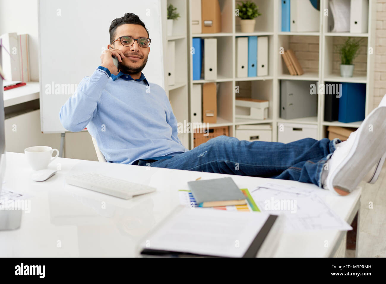 Jeune homme du Moyen-Orient se reposent au lieu de travail Banque D'Images