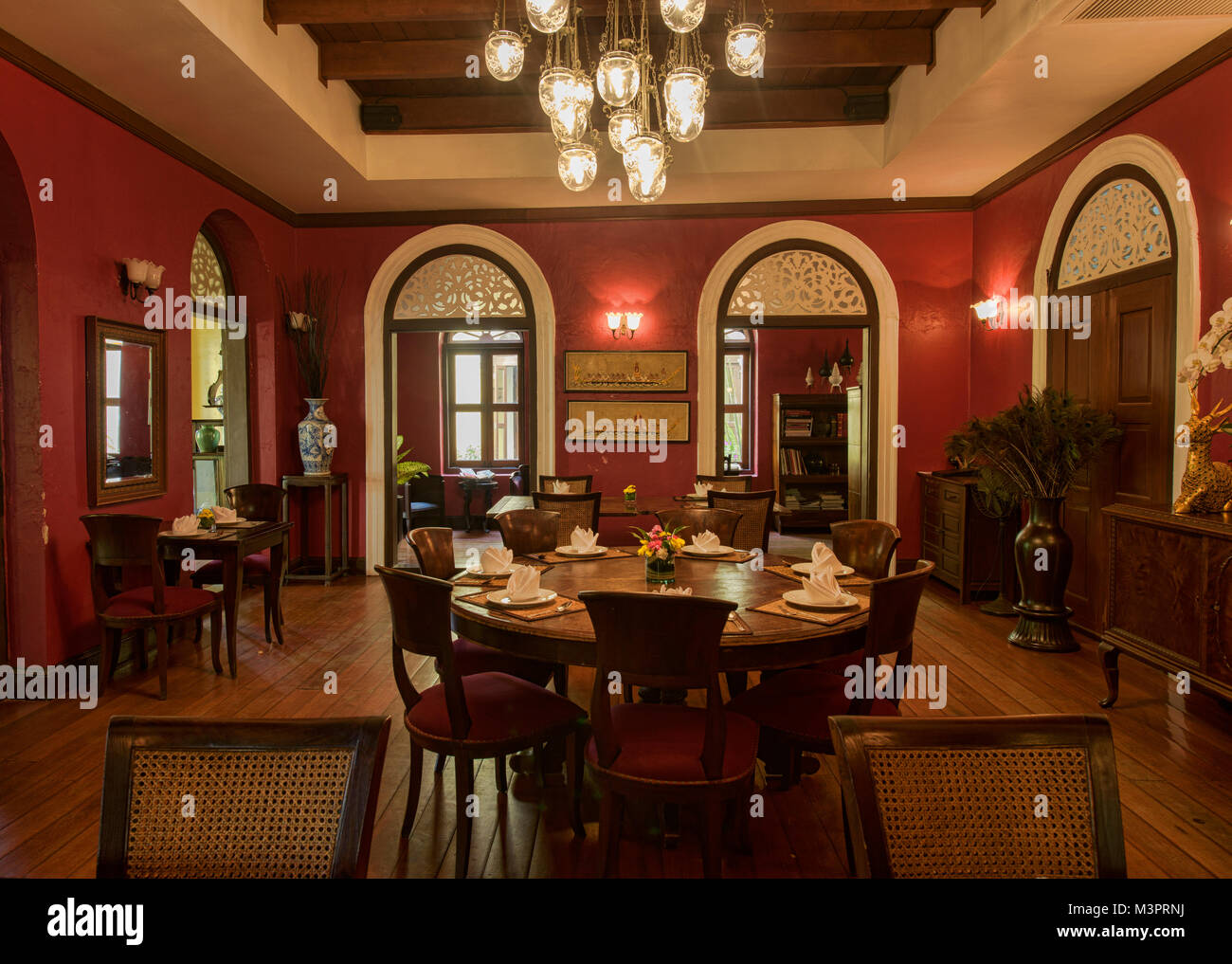 Salle à manger rétro au magnifique hôtel particulier, l'Italian-Thai Praya Palazzo, Bangkok, Thaïlande Banque D'Images