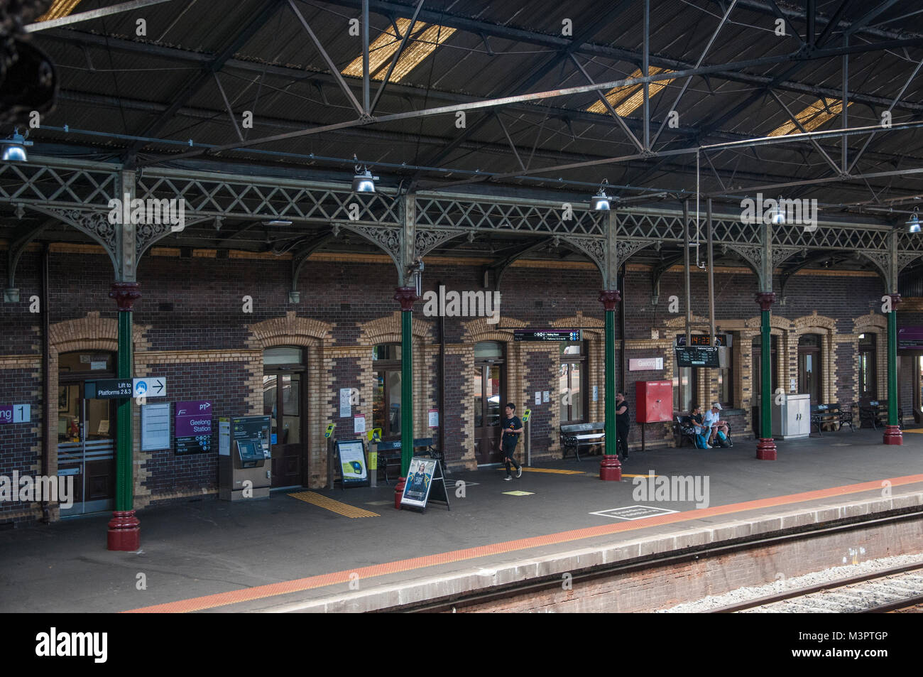 La gare de Geelong. Geelong est une ville portuaire située sur la baie de Corio, à Victoria, en Australie, à 75 km au sud-ouest de la capitale de l'état, Melbourne. Banque D'Images