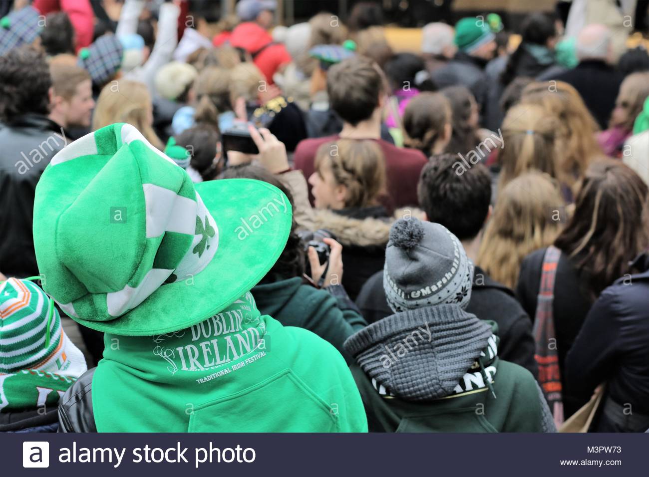 Chapeau vert, vert noir, vert partout comme la St Patrick's day festival commence à Dublin, Irlande. Banque D'Images