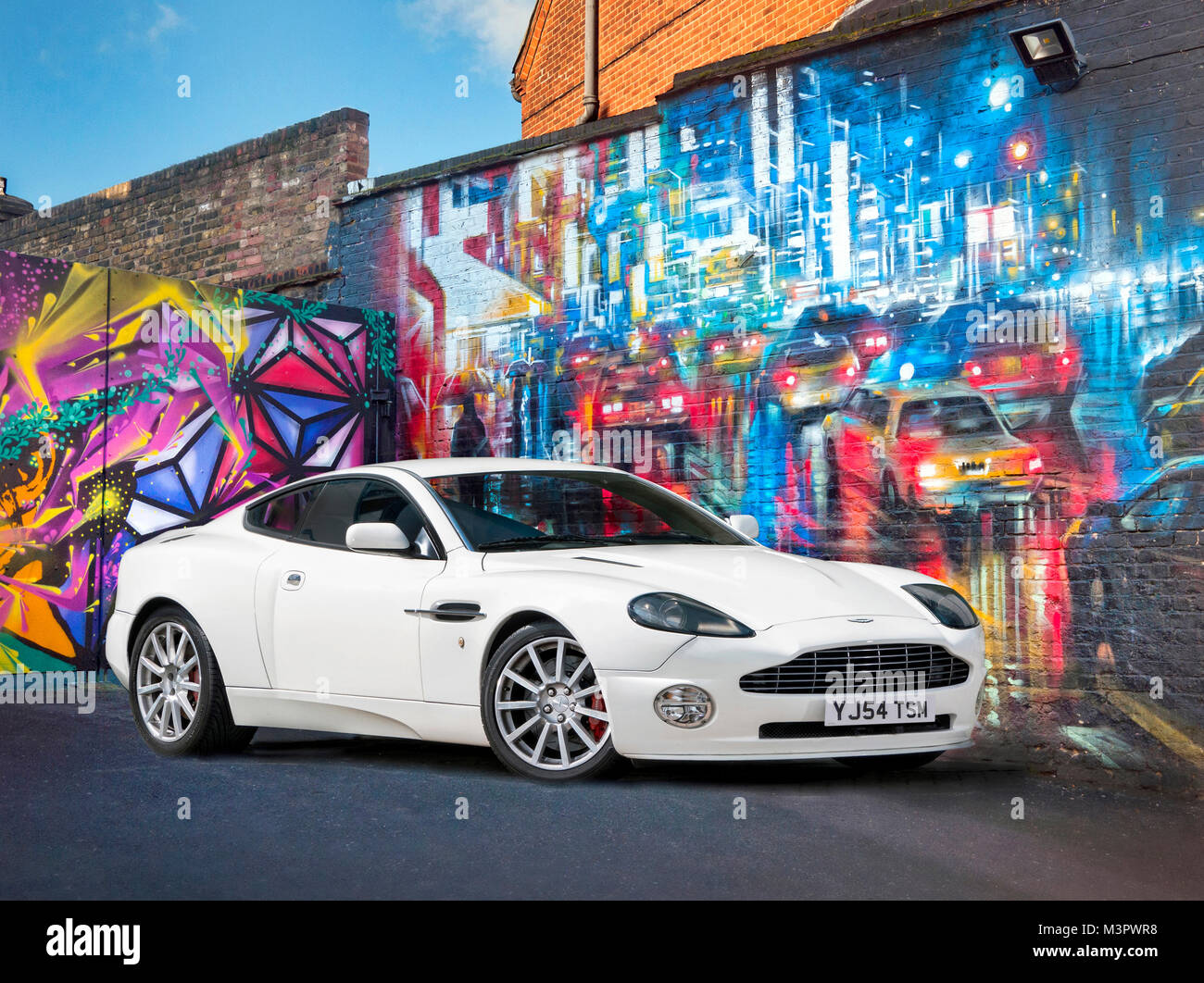 2004 Aston Martin Vanquish parqué par le Street art à Camden Town North London UK Banque D'Images
