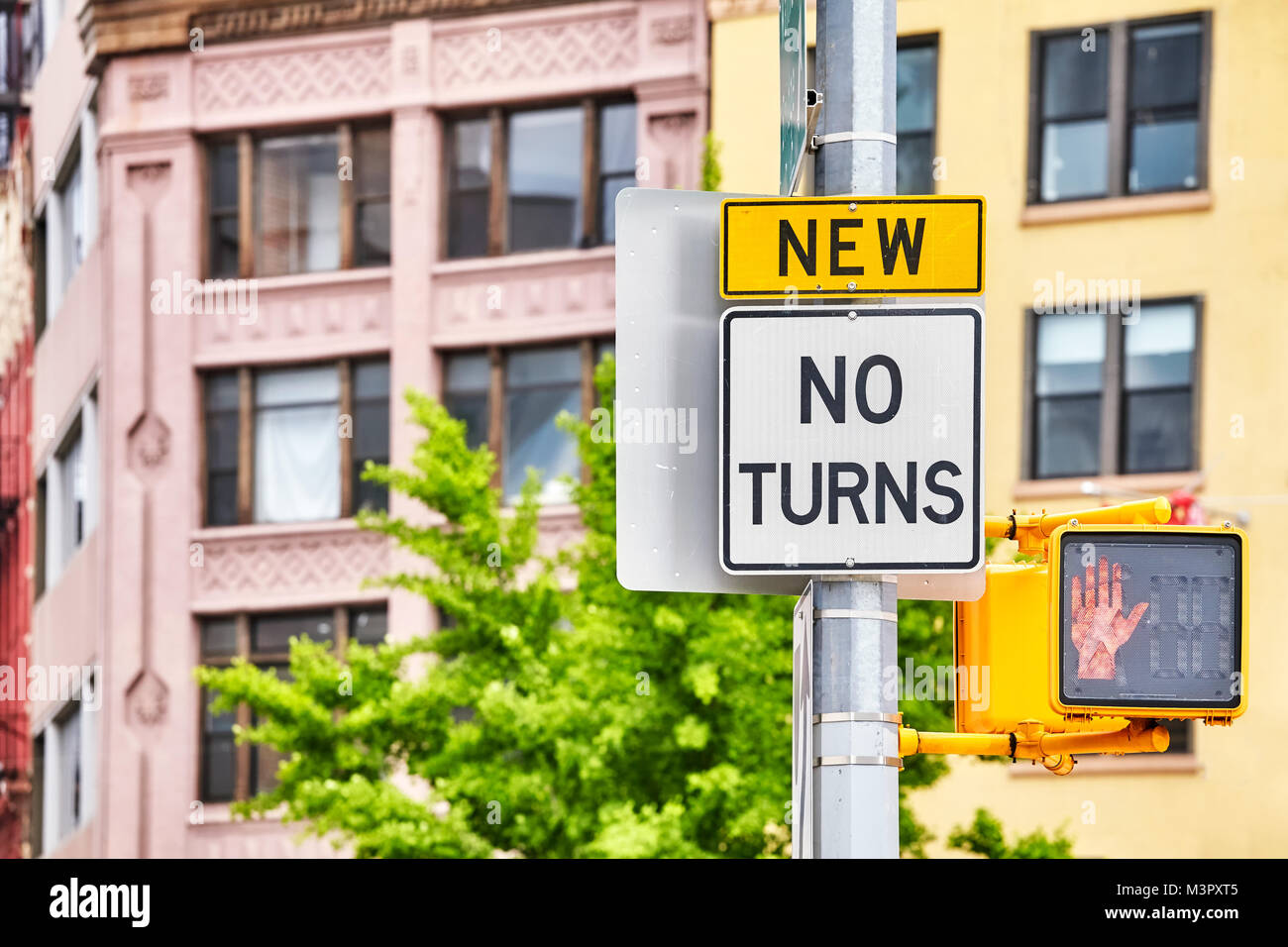 Aucun signe de la circulation tourne, selective focus, New York City, USA. Banque D'Images
