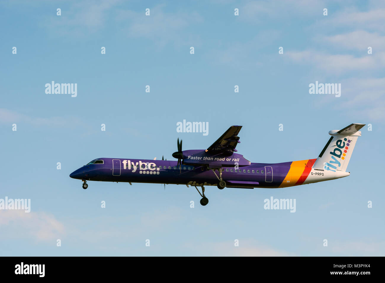 Flybe Bombardier Dash 8 près de l'aéroport de Birmingham, UK (G-PRPO) Banque D'Images