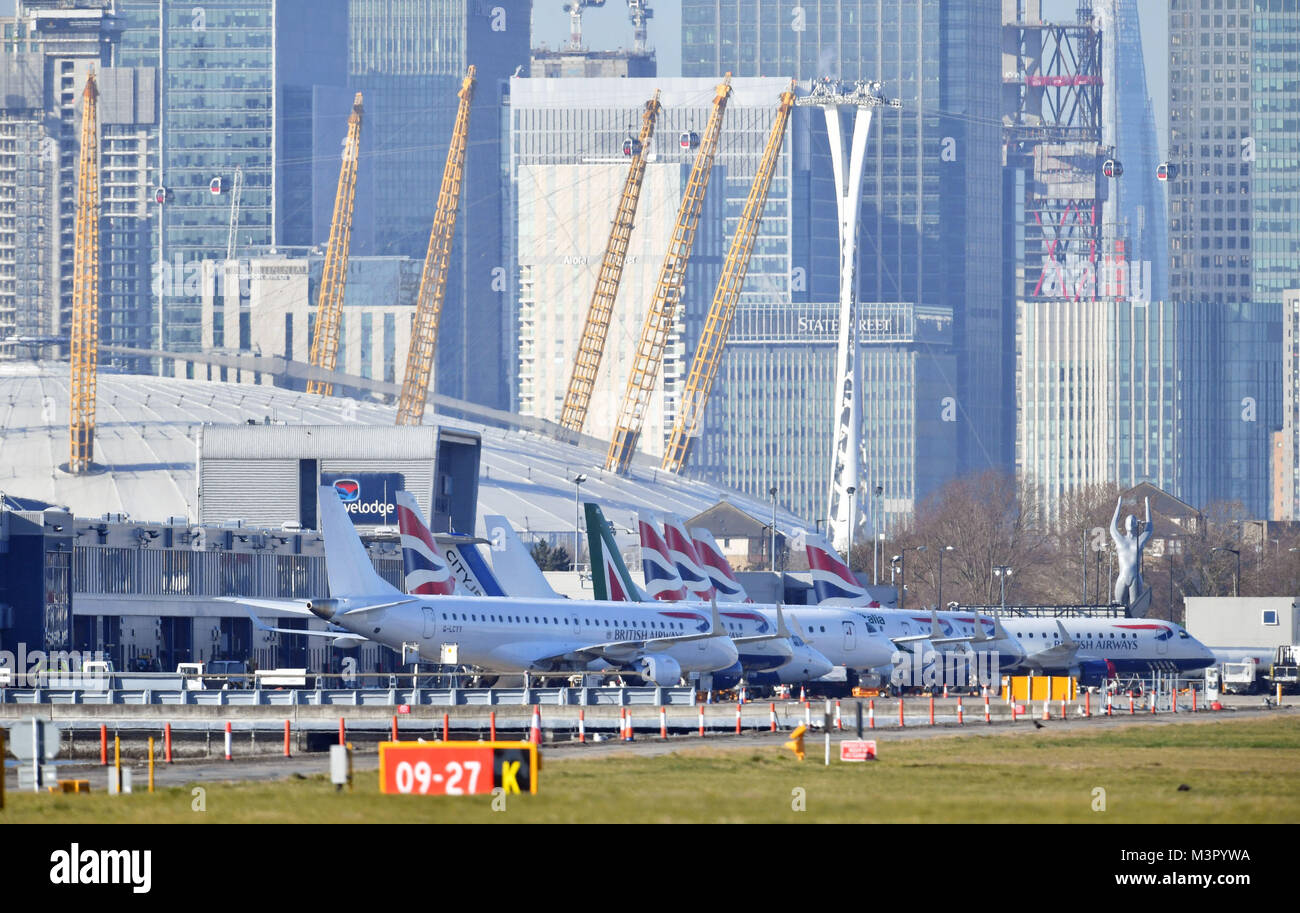 Les avions sur le tarmac de l'aéroport de London City qui a été fermée après la découverte d'une bombe de la Seconde Guerre mondiale. Banque D'Images