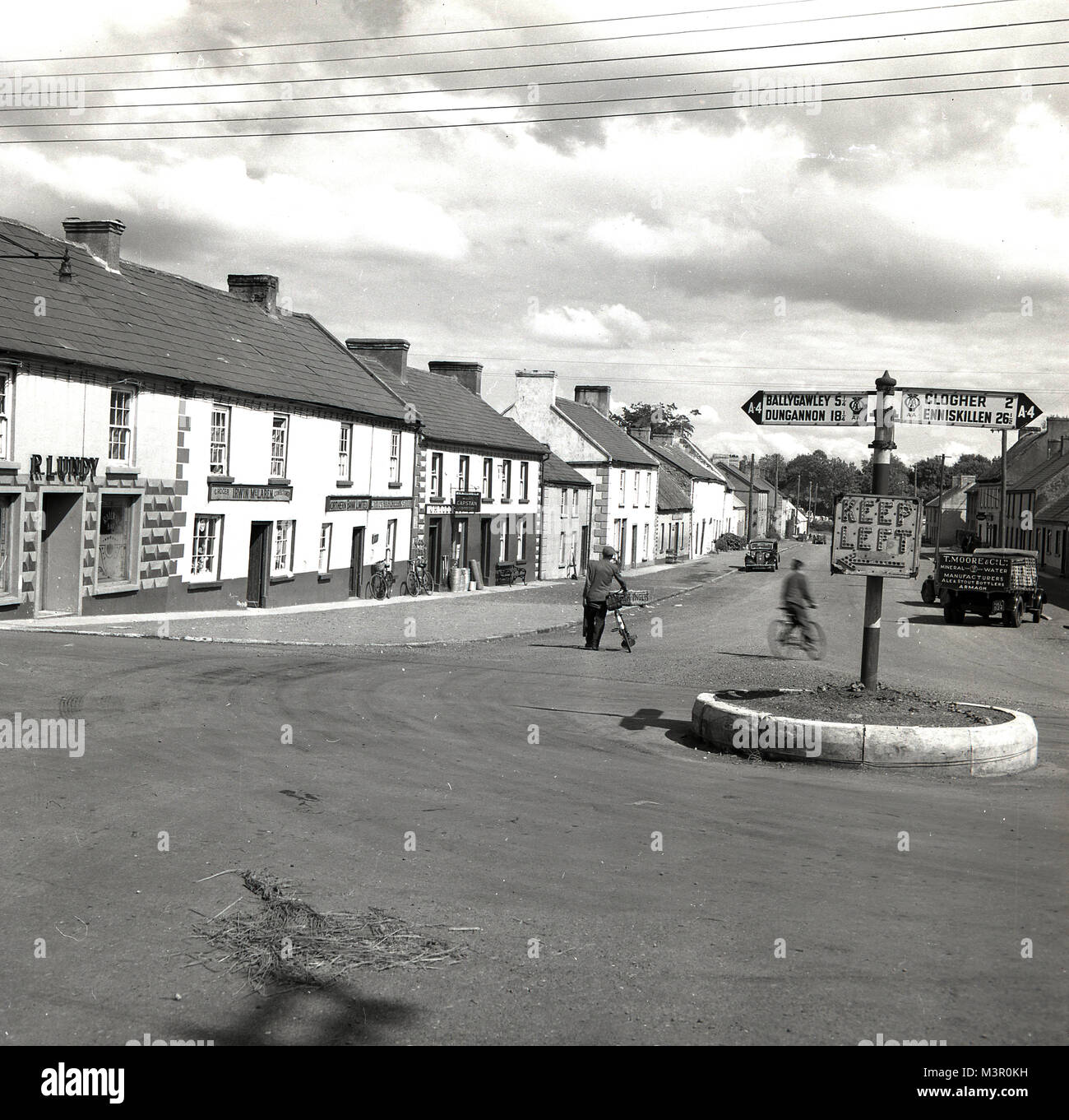 Années 1950, l'historique d'un village calme high street, Armagh, en Irlande du Nord. Banque D'Images